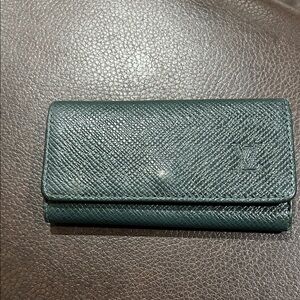Louis Vuitton Taiga Leather 4 Key Holder Green CA1907 Spain GREAT CONDITION